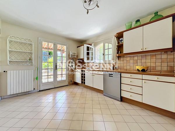 Golfe-Juan - Maison 5P 126 m² + Appartement indépendant 3P 98 m² - Terrain 1 480 m² - Sous-sol 70 m² - Parkings - Proche mer