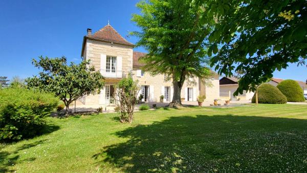 Proche Bergerac Demeure en pierres, gite et dépendances 17 pièces sur parcelle de 23000 m²