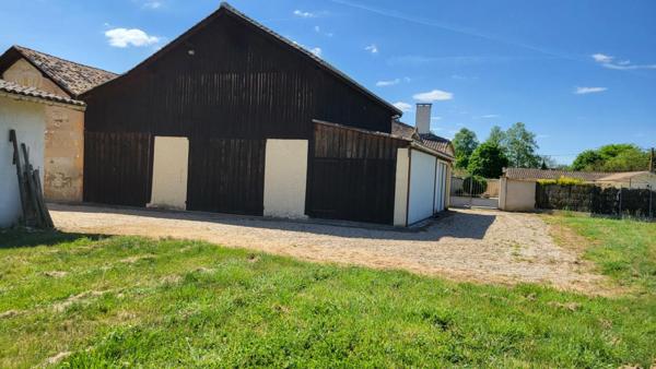 Proche Bergerac Demeure en pierres, gite et dépendances 17 pièces sur parcelle de 23000 m²
