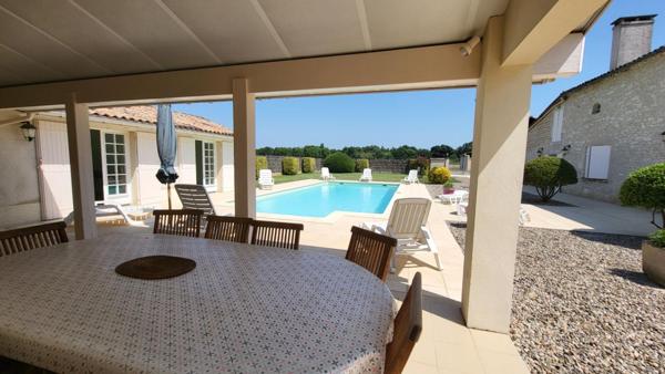 Proche Bergerac Demeure en pierres, gite et dépendances 17 pièces sur parcelle de 23000 m²