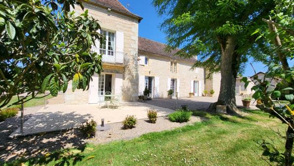 Proche Bergerac Demeure en pierres, gite et dépendances 17 pièces sur parcelle de 23000 m²