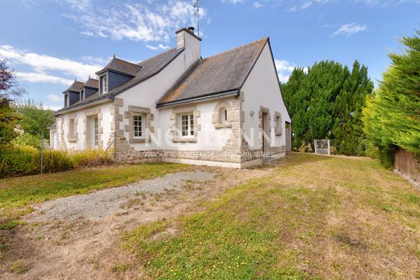 A vendre au bourg d'YFFINIAC Maison avec 3 chambre et un appartement T2  169m²!!!!