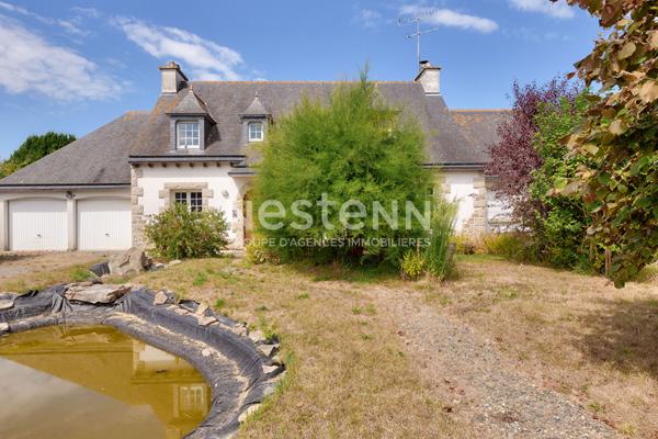 A vendre au bourg d'YFFINIAC Maison avec 3 chambre et un appartement T2  169m²!!!!