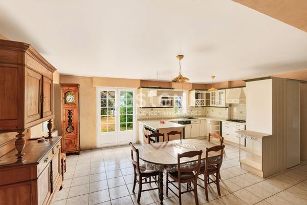 A vendre au bourg d'YFFINIAC Maison avec 3 chambre et un appartement T2  169m²!!!!
