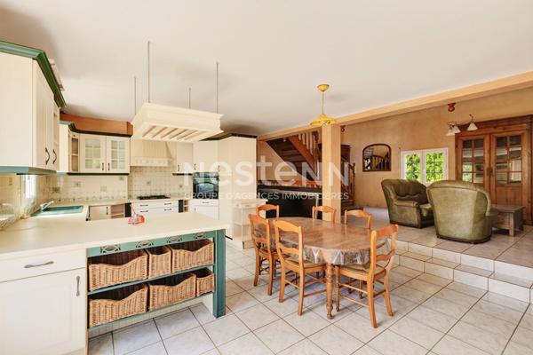 A vendre au bourg d'YFFINIAC Maison avec 3 chambre et un appartement T2  169m²!!!!