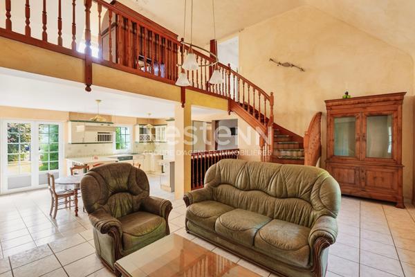 A vendre au bourg d'YFFINIAC Maison avec 3 chambre et un appartement T2  169m²!!!!