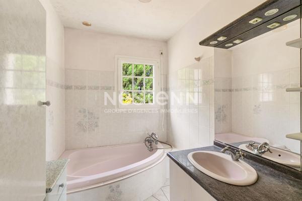 A vendre au bourg d'YFFINIAC Maison avec 3 chambre et un appartement T2  169m²!!!!
