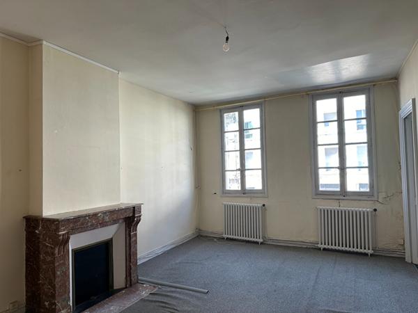 ROCHEFORT Hyper-centre Immeuble de rapport à rénover