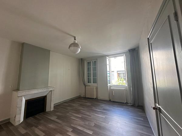 ROCHEFORT Hyper-centre Immeuble de rapport à rénover