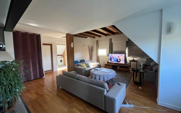 Appartement à louer    5 pièces •  Condé-Sainte-Libiaire