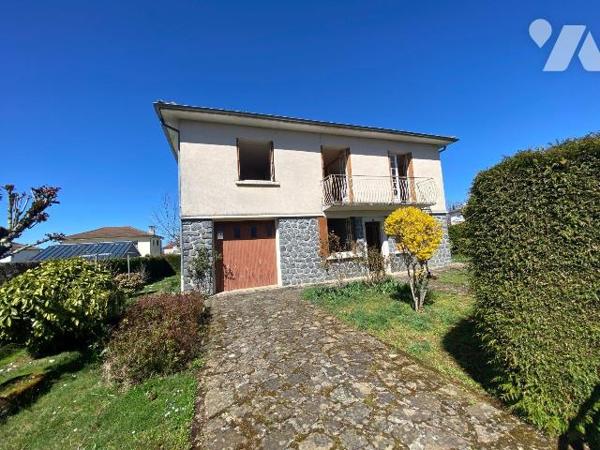 A vendre à Pleaux (CANTAL), village dynamique, un pavillon en bon état, à rafraichir, comprenan...