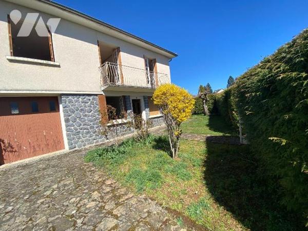 A vendre à Pleaux (CANTAL), village dynamique, un pavillon en bon état, à rafraichir, comprenan...