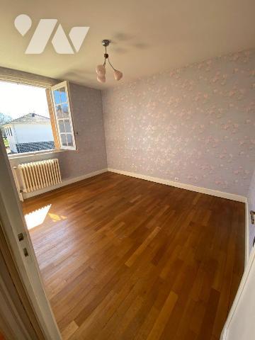 A vendre à Pleaux (CANTAL), village dynamique, un pavillon en bon état, à rafraichir, comprenan...