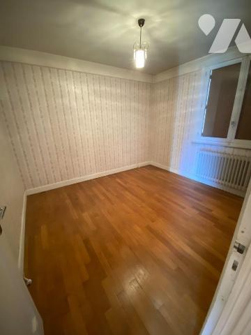 A vendre à Pleaux (CANTAL), village dynamique, un pavillon en bon état, à rafraichir, comprenan...