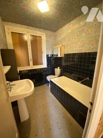 A vendre à Pleaux (CANTAL), village dynamique, un pavillon en bon état, à rafraichir, comprenan...