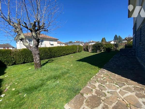 A vendre à Pleaux (CANTAL), village dynamique, un pavillon en bon état, à rafraichir, comprenan...