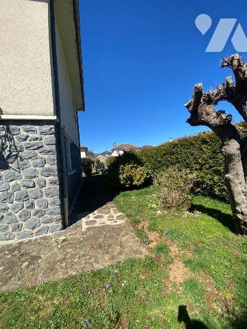 A vendre à Pleaux (CANTAL), village dynamique, un pavillon en bon état, à rafraichir, comprenan...