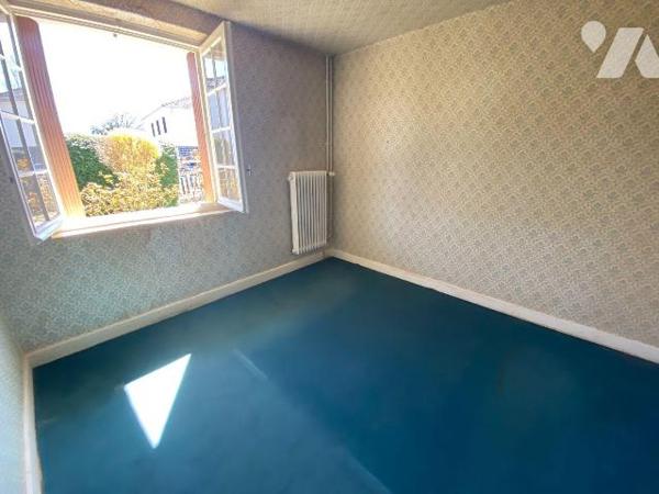 A vendre à Pleaux (CANTAL), village dynamique, un pavillon en bon état, à rafraichir, comprenan...