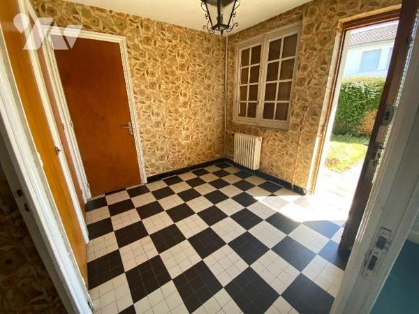 A vendre à Pleaux (CANTAL), village dynamique, un pavillon en bon état, à rafraichir, comprenan...