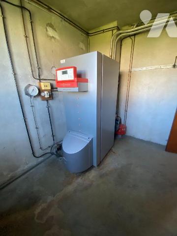 A vendre à Pleaux (CANTAL), village dynamique, un pavillon en bon état, à rafraichir, comprenan...