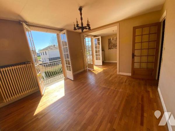 A vendre à Pleaux (CANTAL), village dynamique, un pavillon en bon état, à rafraichir, comprenan...