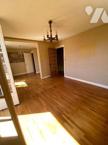 A vendre à Pleaux (CANTAL), village dynamique, un pavillon en bon état, à rafraichir, comprenan...