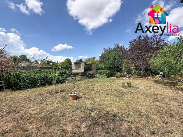 A VENDRE - RIORGES - MAISON AVEC DEUX CHAMBRES, GARAGE ET TERRAIN CLOS