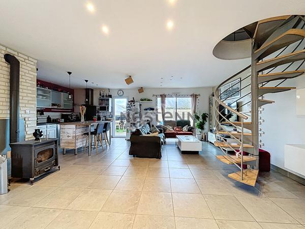 Vente maison de 117m², 4 chambres, 2 garages, sur un terrain de plus de 600m² à Chateauneuf-sur-Sarthe