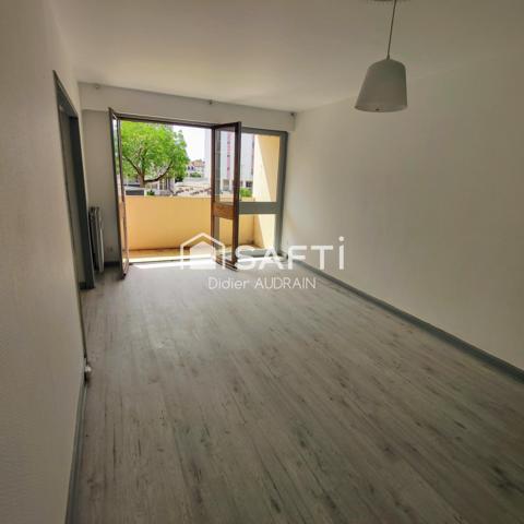 Appartement T4 avec deux chambres, cuisine semi-équipée et cave