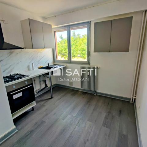 Appartement T4 avec deux chambres, cuisine semi-équipée et cave