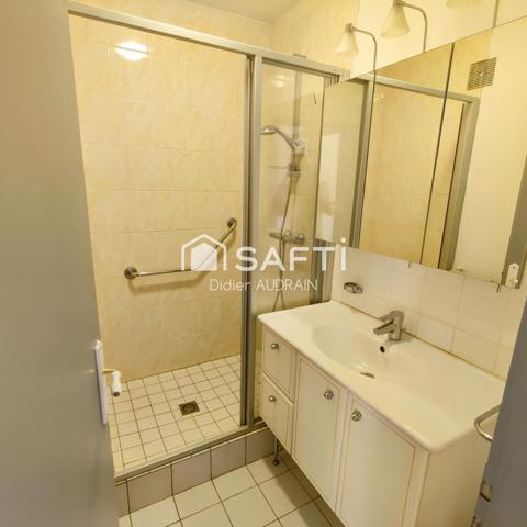 Appartement T4 avec deux chambres, cuisine semi-équipée et cave