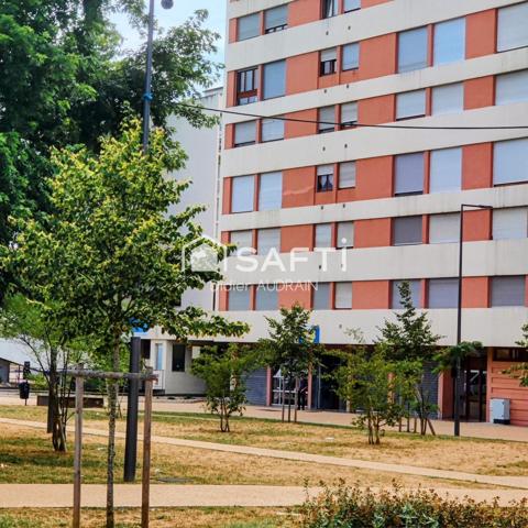 Appartement T4 avec deux chambres, cuisine semi-équipée et cave