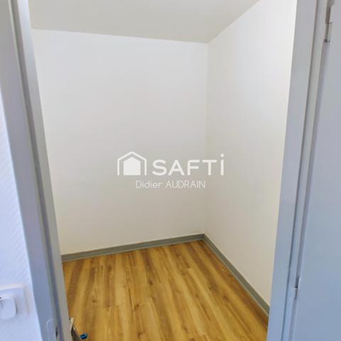 Appartement T4 avec deux chambres, cuisine semi-équipée et cave