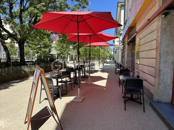 A vendre à Pau fond de commerce restauration emplacement n°1  dans un quartier en pleine évolution : cinéma, place refaite ,parking et transports à proximité immédiate. Actuellement restaurant de spécialités asiatiques depuis 30 ans bénéficiant d'une excellente visibilité, l'établissement dispose d'une grande salle de restauration de 70 couverts ,d'une belle terrasse extérieure de 30 couverts ,d'une grande cuisine équipée ,d'une chambre froide et d'une cave pour le stockage des produits. Affaire tenue par un dirigeant et deux salariés , un temps complet et un temps partiel de 21 heures mois .l'établissement propose une cuisine traditionnelle asiatique et une vente à emportée .clientèle fidèle noté 4.7 sur google .Ouvert 5 jours sur 7 midi et soir.
Merci de me contacter pour échanger sur ce fond de commerce.