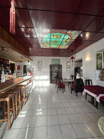 A vendre à Pau fond de commerce restauration emplacement n°1  dans un quartier en pleine évolution : cinéma, place refaite ,parking et transports à proximité immédiate. Actuellement restaurant de spécialités asiatiques depuis 30 ans bénéficiant d'une excellente visibilité, l'établissement dispose d'une grande salle de restauration de 70 couverts ,d'une belle terrasse extérieure de 30 couverts ,d'une grande cuisine équipée ,d'une chambre froide et d'une cave pour le stockage des produits. Affaire tenue par un dirigeant et deux salariés , un temps complet et un temps partiel de 21 heures mois .l'établissement propose une cuisine traditionnelle asiatique et une vente à emportée .clientèle fidèle noté 4.7 sur google .Ouvert 5 jours sur 7 midi et soir.
Merci de me contacter pour échanger sur ce fond de commerce.