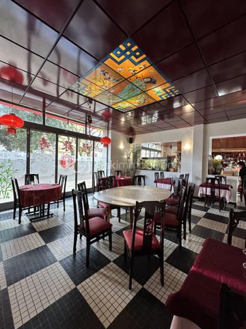 A vendre à Pau fond de commerce restauration emplacement n°1  dans un quartier en pleine évolution : cinéma, place refaite ,parking et transports à proximité immédiate. Actuellement restaurant de spécialités asiatiques depuis 30 ans bénéficiant d'une excellente visibilité, l'établissement dispose d'une grande salle de restauration de 70 couverts ,d'une belle terrasse extérieure de 30 couverts ,d'une grande cuisine équipée ,d'une chambre froide et d'une cave pour le stockage des produits. Affaire tenue par un dirigeant et deux salariés , un temps complet et un temps partiel de 21 heures mois .l'établissement propose une cuisine traditionnelle asiatique et une vente à emportée .clientèle fidèle noté 4.7 sur google .Ouvert 5 jours sur 7 midi et soir.
Merci de me contacter pour échanger sur ce fond de commerce.