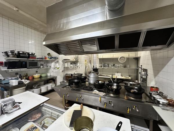 A vendre à Pau fond de commerce restauration emplacement n°1  dans un quartier en pleine évolution : cinéma, place refaite ,parking et transports à proximité immédiate. Actuellement restaurant de spécialités asiatiques depuis 30 ans bénéficiant d'une excellente visibilité, l'établissement dispose d'une grande salle de restauration de 70 couverts ,d'une belle terrasse extérieure de 30 couverts ,d'une grande cuisine équipée ,d'une chambre froide et d'une cave pour le stockage des produits. Affaire tenue par un dirigeant et deux salariés , un temps complet et un temps partiel de 21 heures mois .l'établissement propose une cuisine traditionnelle asiatique et une vente à emportée .clientèle fidèle noté 4.7 sur google .Ouvert 5 jours sur 7 midi et soir.
Merci de me contacter pour échanger sur ce fond de commerce.