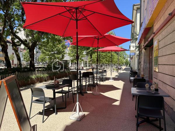 A vendre à Pau fond de commerce restauration emplacement n°1  dans un quartier en pleine évolution : cinéma, place refaite ,parking et transports à proximité immédiate. Actuellement restaurant de spécialités asiatiques depuis 30 ans bénéficiant d'une excellente visibilité, l'établissement dispose d'une grande salle de restauration de 70 couverts ,d'une belle terrasse extérieure de 30 couverts ,d'une grande cuisine équipée ,d'une chambre froide et d'une cave pour le stockage des produits. Affaire tenue par un dirigeant et deux salariés , un temps complet et un temps partiel de 21 heures mois .l'établissement propose une cuisine traditionnelle asiatique et une vente à emportée .clientèle fidèle noté 4.7 sur google .Ouvert 5 jours sur 7 midi et soir.
Merci de me contacter pour échanger sur ce fond de commerce.