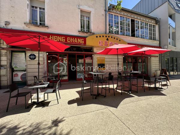 A vendre à Pau fond de commerce restauration emplacement n°1  dans un quartier en pleine évolution : cinéma, place refaite ,parking et transports à proximité immédiate. Actuellement restaurant de spécialités asiatiques depuis 30 ans bénéficiant d'une excellente visibilité, l'établissement dispose d'une grande salle de restauration de 70 couverts ,d'une belle terrasse extérieure de 30 couverts ,d'une grande cuisine équipée ,d'une chambre froide et d'une cave pour le stockage des produits. Affaire tenue par un dirigeant et deux salariés , un temps complet et un temps partiel de 21 heures mois .l'établissement propose une cuisine traditionnelle asiatique et une vente à emportée .clientèle fidèle noté 4.7 sur google .Ouvert 5 jours sur 7 midi et soir.
Merci de me contacter pour échanger sur ce fond de commerce.