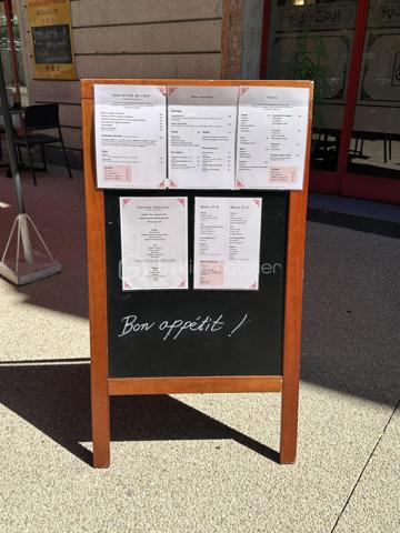 A vendre à Pau fond de commerce restauration emplacement n°1  dans un quartier en pleine évolution : cinéma, place refaite ,parking et transports à proximité immédiate. Actuellement restaurant de spécialités asiatiques depuis 30 ans bénéficiant d'une excellente visibilité, l'établissement dispose d'une grande salle de restauration de 70 couverts ,d'une belle terrasse extérieure de 30 couverts ,d'une grande cuisine équipée ,d'une chambre froide et d'une cave pour le stockage des produits. Affaire tenue par un dirigeant et deux salariés , un temps complet et un temps partiel de 21 heures mois .l'établissement propose une cuisine traditionnelle asiatique et une vente à emportée .clientèle fidèle noté 4.7 sur google .Ouvert 5 jours sur 7 midi et soir.
Merci de me contacter pour échanger sur ce fond de commerce.
