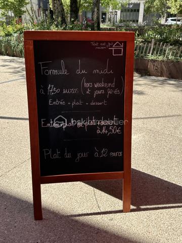 A vendre à Pau fond de commerce restauration emplacement n°1  dans un quartier en pleine évolution : cinéma, place refaite ,parking et transports à proximité immédiate. Actuellement restaurant de spécialités asiatiques depuis 30 ans bénéficiant d'une excellente visibilité, l'établissement dispose d'une grande salle de restauration de 70 couverts ,d'une belle terrasse extérieure de 30 couverts ,d'une grande cuisine équipée ,d'une chambre froide et d'une cave pour le stockage des produits. Affaire tenue par un dirigeant et deux salariés , un temps complet et un temps partiel de 21 heures mois .l'établissement propose une cuisine traditionnelle asiatique et une vente à emportée .clientèle fidèle noté 4.7 sur google .Ouvert 5 jours sur 7 midi et soir.
Merci de me contacter pour échanger sur ce fond de commerce.