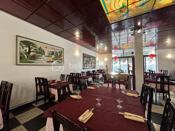 A vendre à Pau fond de commerce restauration emplacement n°1  dans un quartier en pleine évolution : cinéma, place refaite ,parking et transports à proximité immédiate. Actuellement restaurant de spécialités asiatiques depuis 30 ans bénéficiant d'une excellente visibilité, l'établissement dispose d'une grande salle de restauration de 70 couverts ,d'une belle terrasse extérieure de 30 couverts ,d'une grande cuisine équipée ,d'une chambre froide et d'une cave pour le stockage des produits. Affaire tenue par un dirigeant et deux salariés , un temps complet et un temps partiel de 21 heures mois .l'établissement propose une cuisine traditionnelle asiatique et une vente à emportée .clientèle fidèle noté 4.7 sur google .Ouvert 5 jours sur 7 midi et soir.
Merci de me contacter pour échanger sur ce fond de commerce.