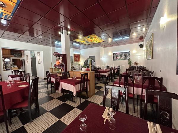 A vendre à Pau fond de commerce restauration emplacement n°1  dans un quartier en pleine évolution : cinéma, place refaite ,parking et transports à proximité immédiate. Actuellement restaurant de spécialités asiatiques depuis 30 ans bénéficiant d'une excellente visibilité, l'établissement dispose d'une grande salle de restauration de 70 couverts ,d'une belle terrasse extérieure de 30 couverts ,d'une grande cuisine équipée ,d'une chambre froide et d'une cave pour le stockage des produits. Affaire tenue par un dirigeant et deux salariés , un temps complet et un temps partiel de 21 heures mois .l'établissement propose une cuisine traditionnelle asiatique et une vente à emportée .clientèle fidèle noté 4.7 sur google .Ouvert 5 jours sur 7 midi et soir.
Merci de me contacter pour échanger sur ce fond de commerce.