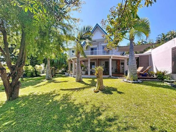 Jolie villa traditionnelle avec jardin luxuriant et vue mer imprenable
