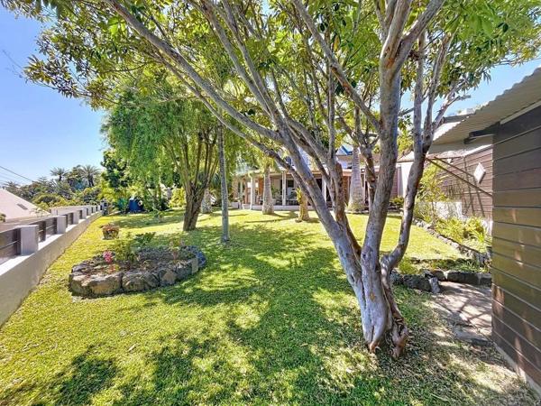 Jolie villa traditionnelle avec jardin luxuriant et vue mer imprenable