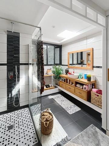 Jolie villa traditionnelle avec jardin luxuriant et vue mer imprenable