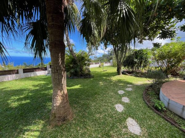 Jolie villa traditionnelle avec jardin luxuriant et vue mer imprenable