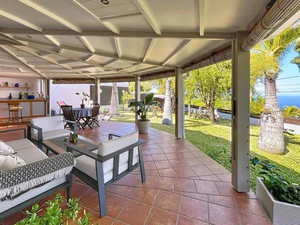 Jolie villa traditionnelle avec jardin luxuriant et vue mer imprenable