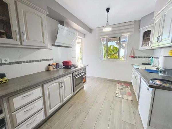 Jolie villa traditionnelle avec jardin luxuriant et vue mer imprenable