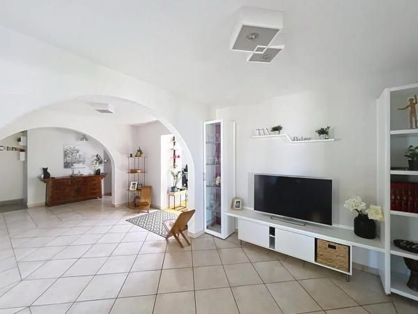 Jolie villa traditionnelle avec jardin luxuriant et vue mer imprenable